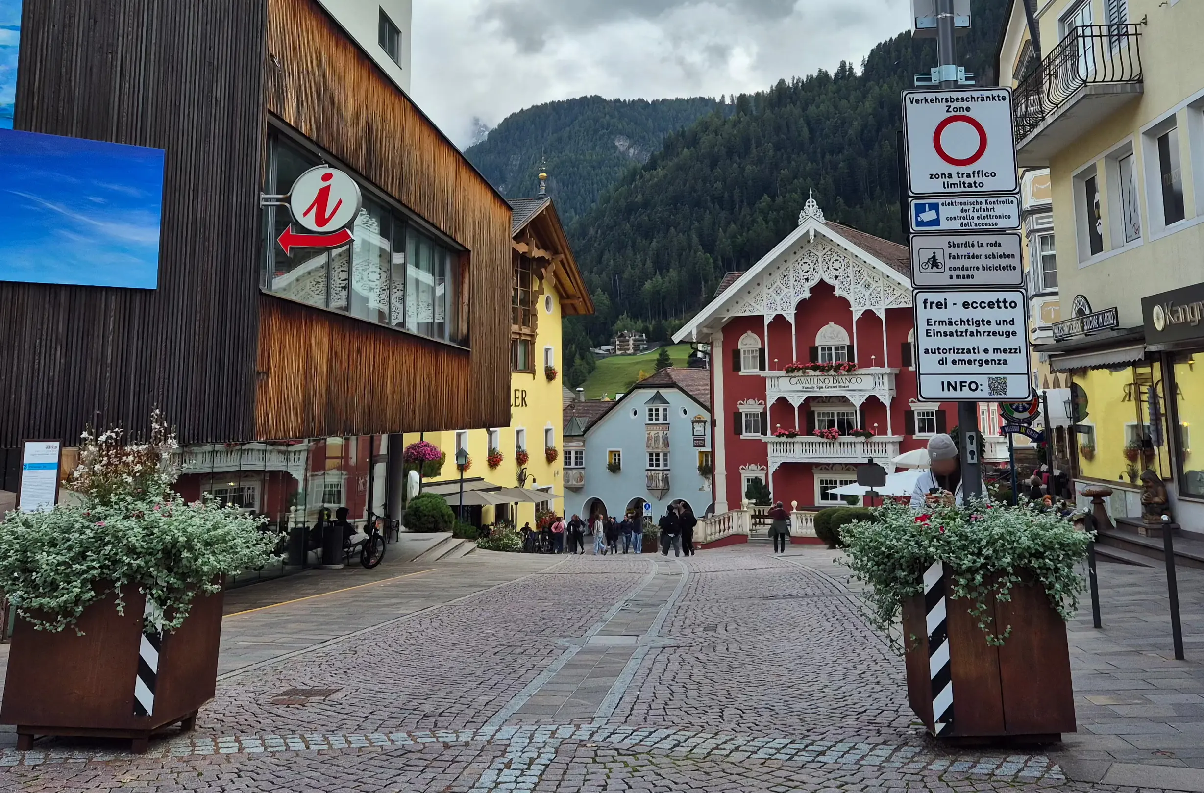 pedestrian-ztl-ortisei